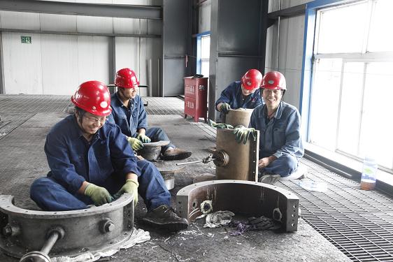 離心壓縮機的檢修是一項精細而又繁重的工作。檢修車間工作人員和制氫車間姬智裕等正在清理設備零件。