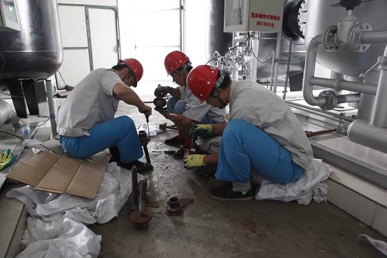 公用車間劉建剛、霍樂樂、張衛(wèi)強檢修制氮機絲杠壓蓋